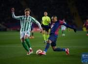 开云体育-巴塞罗那再胜对手，西甲争冠格局激烈