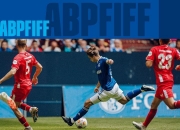 开云体育中国官网-沙尔克球员探讨战术布置训练内容