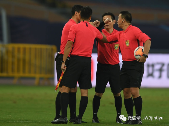 包含裁判风波不绝,争议事件屡见不鲜的词条 包含裁判风波不绝,争议事件屡见不鲜的词条