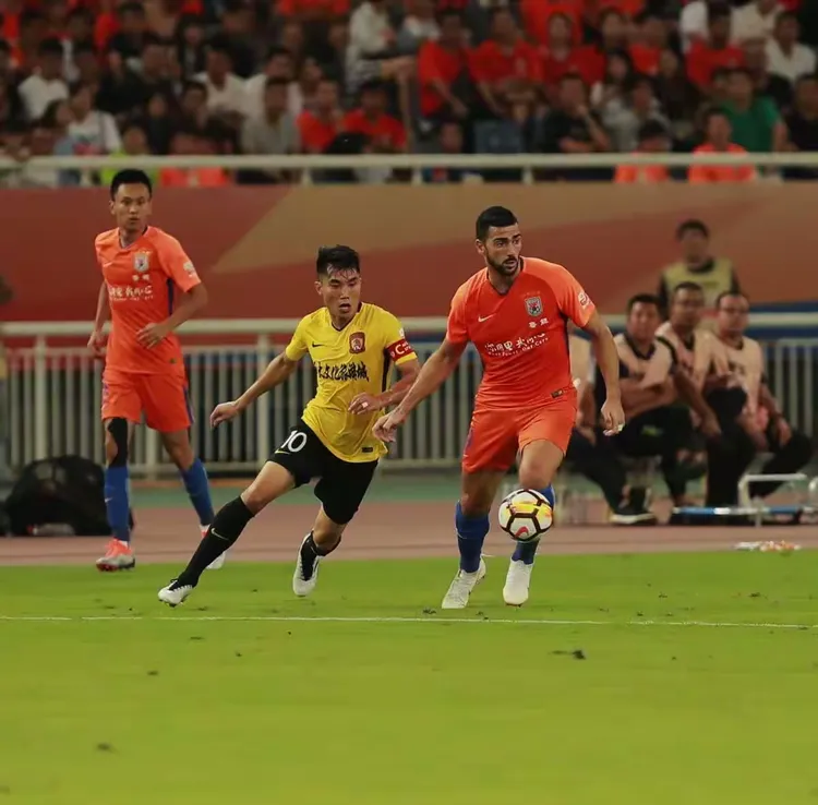 山东鲁能即将与广州恒大在主场拼尽全力 山东鲁能即将与广州恒大在主场拼尽全力