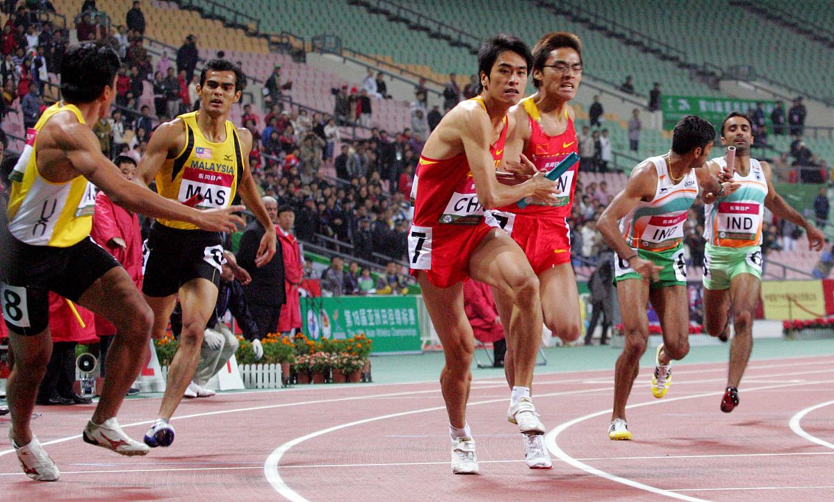 激烈比拼中展现出的团队默契和个人拼搏