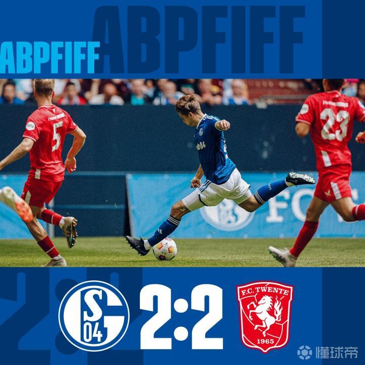 沙尔克球员探讨战术布置训练内容