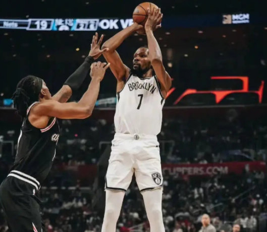 篮网B队碾压意大利男篮，杜兰特送出助攻