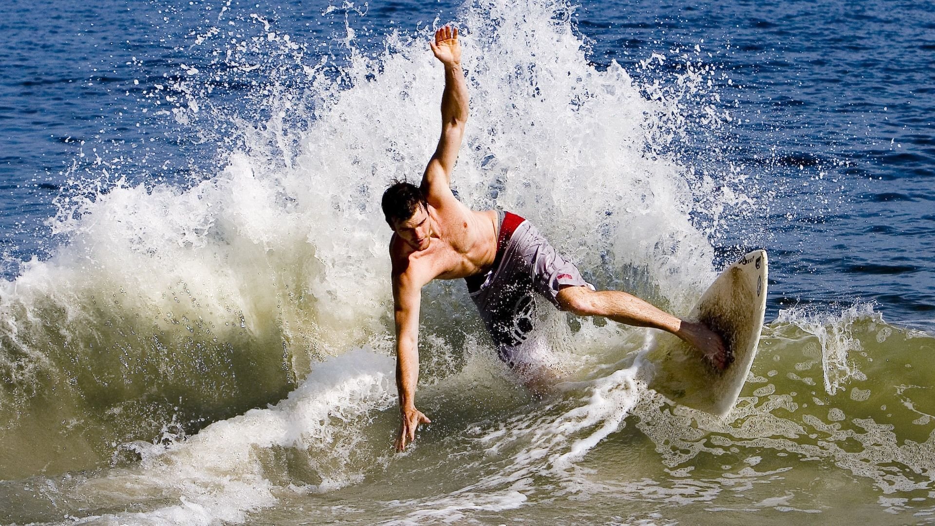 赛道与球场,杰伦·格林F1首秀称王,北京男篮客场力克新疆