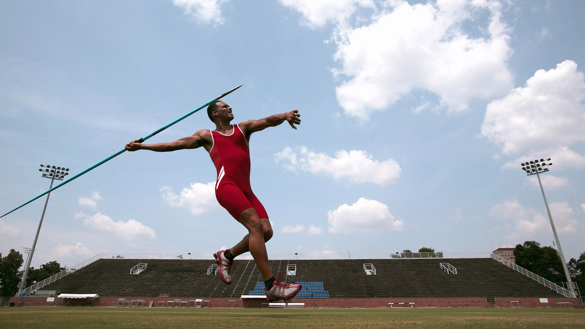 迪亚斯冠军级表现闪耀，希腊硬仗取胜丹麦书写北欧神话新篇