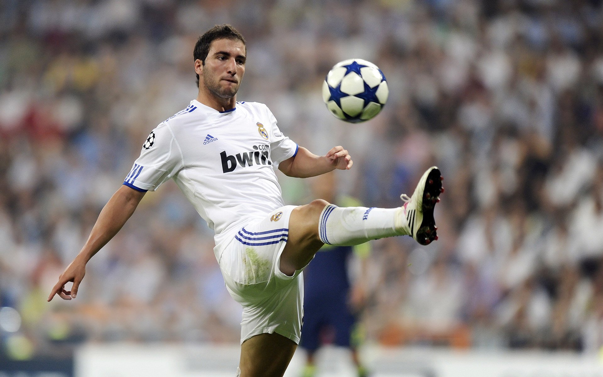 金字塔对阵钢铁洪流，本泽马关键回合一剑封喉，埃及险胜乌克兰